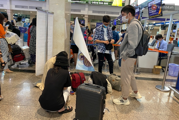 Ảnh: Người dân đổ xô đi du lịch, sân bay Tân Sơn Nhất đông nghẹt khách - Ảnh 4. Ảnh: Người dân đổ xô đi du lịch, sân bay Tân Sơn Nhất đông nghẹt khách - Ảnh 4.