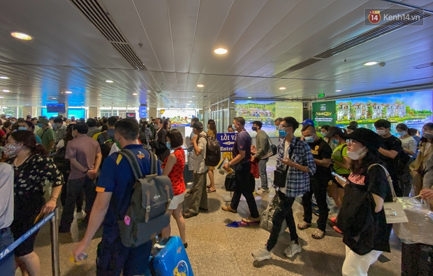 Ảnh: Người dân đổ xô đi du lịch, sân bay Tân Sơn Nhất đông nghẹt khách - Ảnh 12.