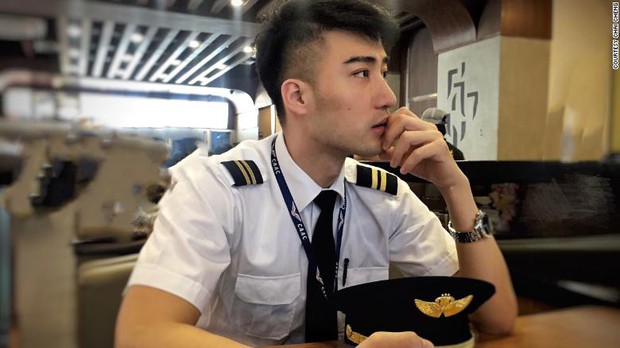 Khoảnh khắc thay đổi số phận: Tiếp viên hàng không soái ca mất tất cả sau một nụ hôn đồng giới, lộ ra mặt tối đáng sợ với cộng đồng LGBT tại Trung Quốc - Ảnh 1.