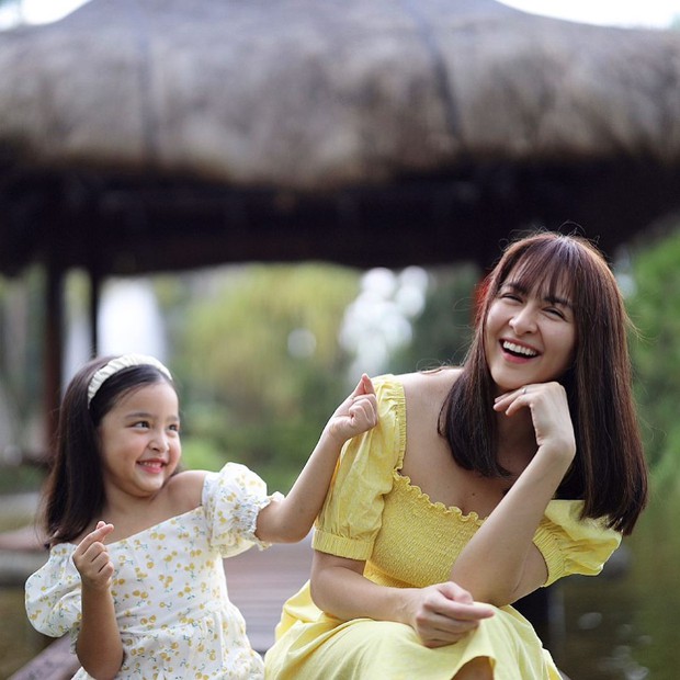 The most beautiful daughter in the Philippines causes a fever with the moment she helps her mother take care of her younger sibling - Photo 4.