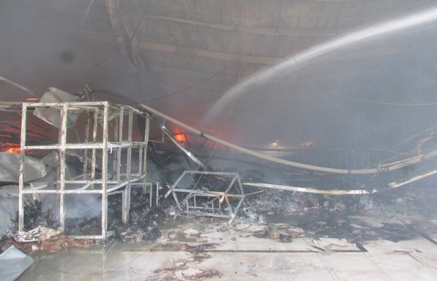 Thanh Hóa: Cháy lớn thiêu rụi nhà xưởng công ty may có quy mô 5.000 lao động - Ảnh 3.