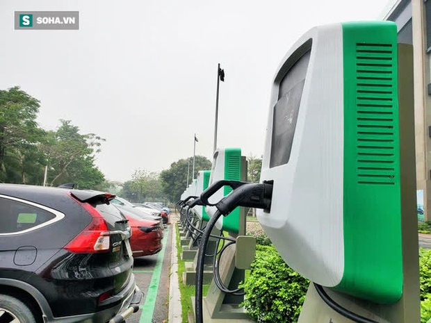 Cận cảnh những trạm sạc nhanh đầu tiên cho ô tô điện VinFast tại Hà Nội - Ảnh 4.