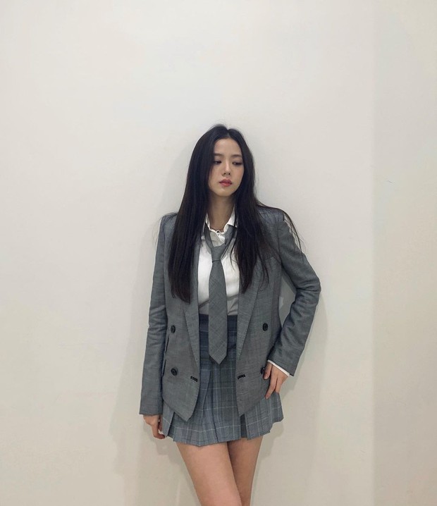Jisoo là cao thủ mix đồ với sơmi, từ style công sở kín đáo đến sexy ngút ngàn đều cân được hết - Ảnh 4.