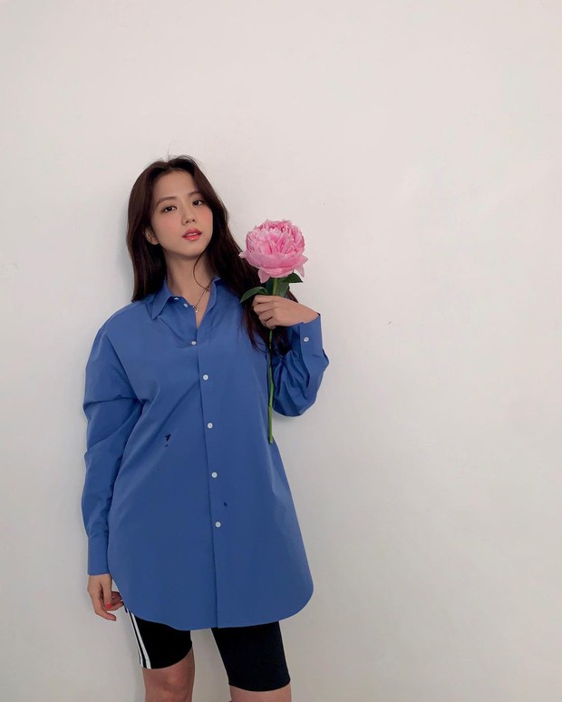 Jisoo là cao thủ mix đồ với sơmi, từ style công sở kín đáo đến sexy ngút ngàn đều cân được hết - Ảnh 7.