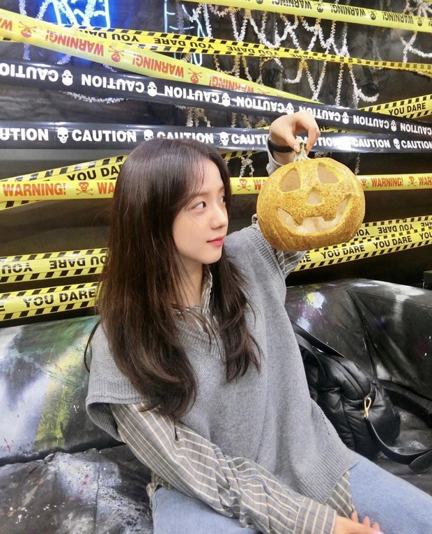 Jisoo là cao thủ mix đồ với sơmi, từ style công sở kín đáo đến sexy ngút ngàn đều cân được hết - Ảnh 9.