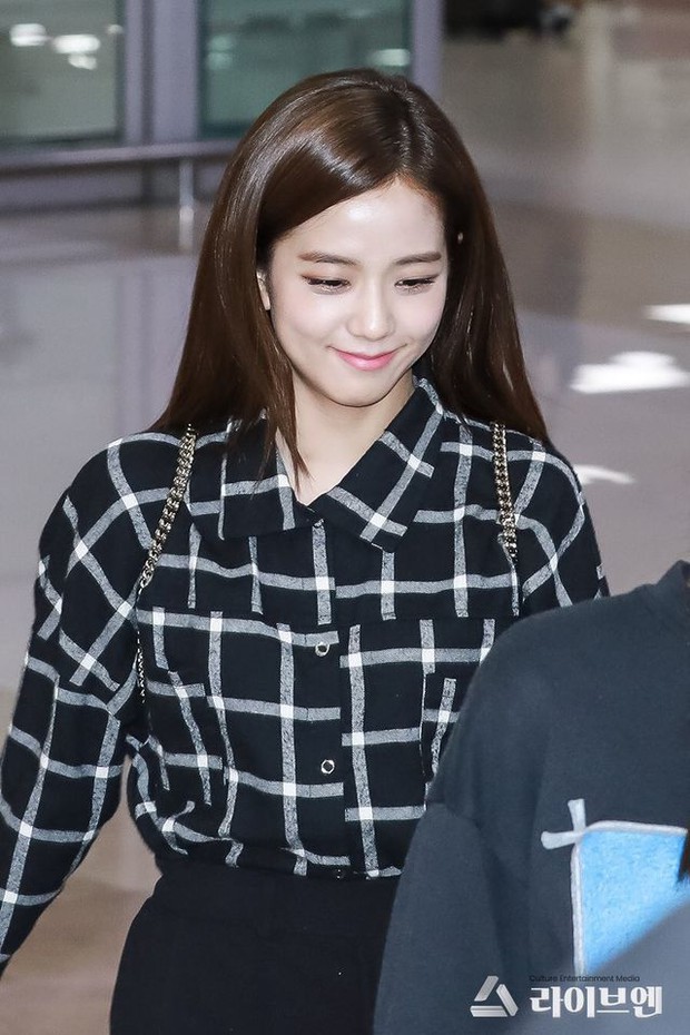 Jisoo là cao thủ mix đồ với sơmi, từ style công sở kín đáo đến sexy ngút ngàn đều cân được hết - Ảnh 10.