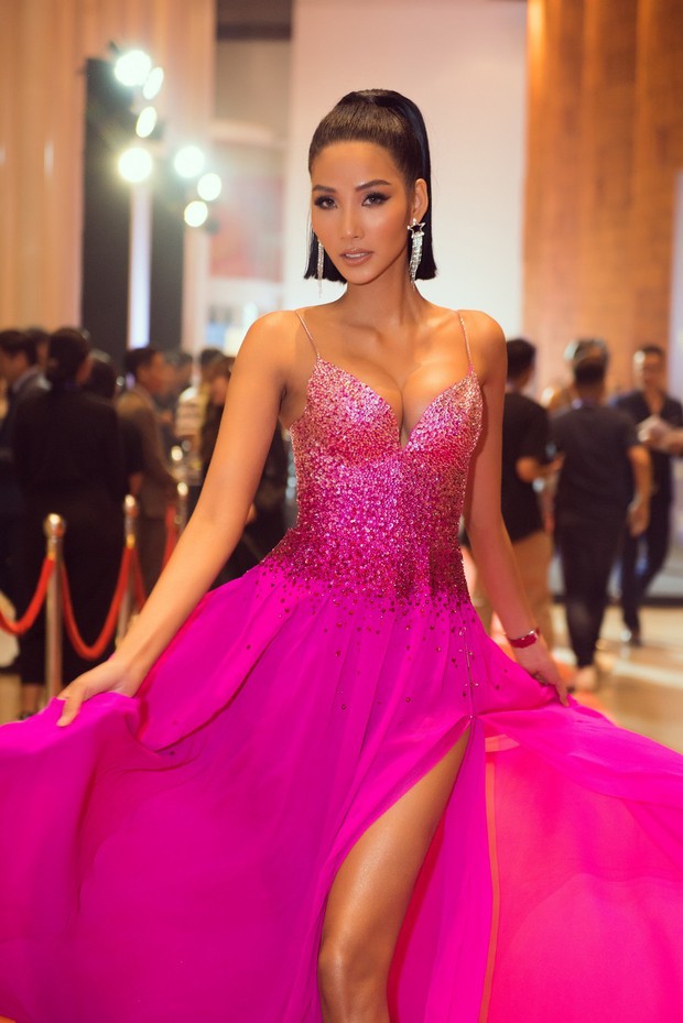 Diện váy khoe vòng 1 sexy hết nút nhưng Tiểu Vy chẳng thể “ngồn ngộn” như Hoàng Thùy - Ảnh 5.