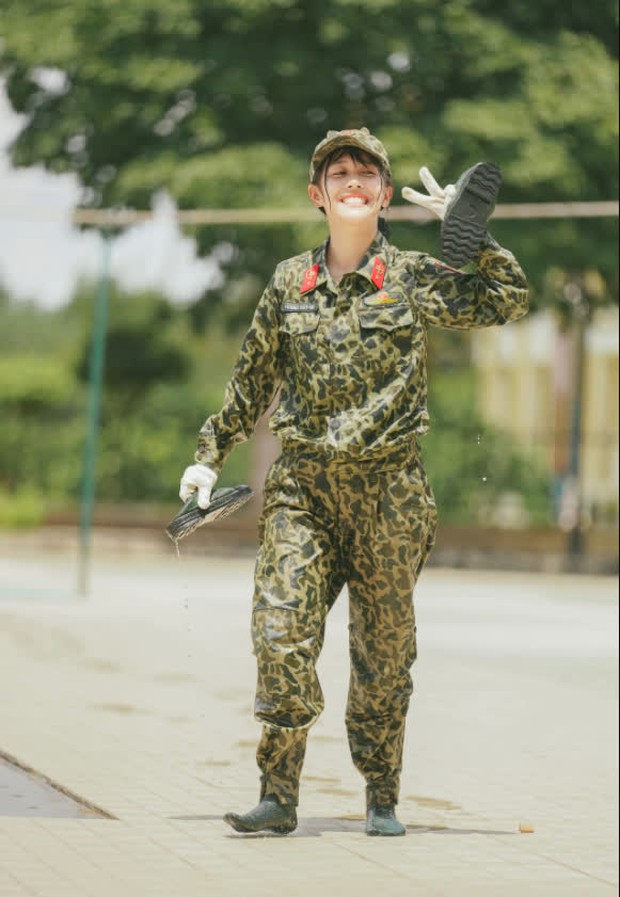 Hậu Hoàng show nhan sắc không son phấn cực xinh, trở thành ngoại lệ của lời nguyền mặt mộc - Ảnh 6.