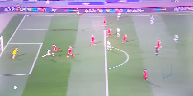 Ronaldo nổi điên với trọng tài, vứt băng đội trưởng và tự rời khỏi trận đấu vì bàn thắng hợp lệ bị cướp - Ảnh 8.