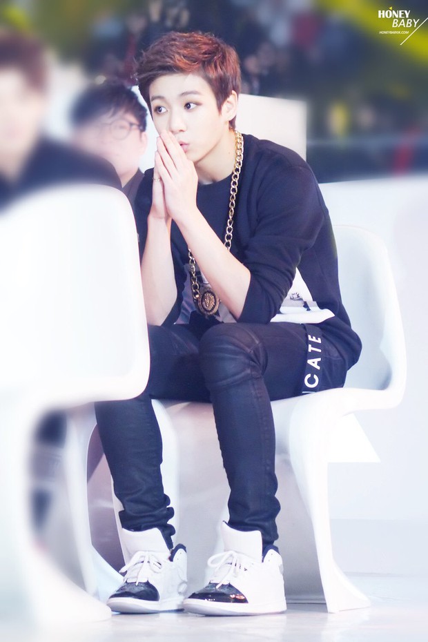 Jungkook (BTS) tự ti vì main vocal nhóm khác đã hát hay lại còn đẹp trai, tranh thủ luyện tập mọi lúc mọi nơi để không thua kém - Ảnh 4. Jungkook (BTS) tự ti vì main vocal nhóm khác đã hát hay lại còn đẹp trai, tranh thủ luyện tập mọi lúc mọi nơi để không thua kém - Ảnh 4.