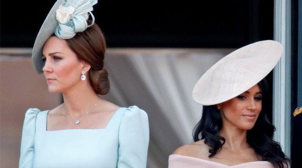 Vô tình hay cố ý? Cứ khi Hoàng gia Anh có sự kiện trọng đại, vợ chồng Meghan lại có cách “giật spotlight” đầy tình cờ như thế này - Ảnh 1. Vô tình hay cố ý? Cứ khi Hoàng gia Anh có sự kiện trọng đại, vợ chồng Meghan lại có cách “giật spotlight” đầy tình cờ như thế này - Ảnh 1.