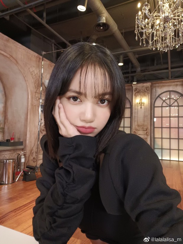 Lisa (BLACKPINK) khoe nhan sắc tựa nữ thần hậu “biến căng”, ảnh cận mặt không chỉnh sửa gây choáng váng - Ảnh 5. Lisa (BLACKPINK) khoe nhan sắc tựa nữ thần hậu “biến căng”, ảnh cận mặt không chỉnh sửa gây choáng váng - Ảnh 5.