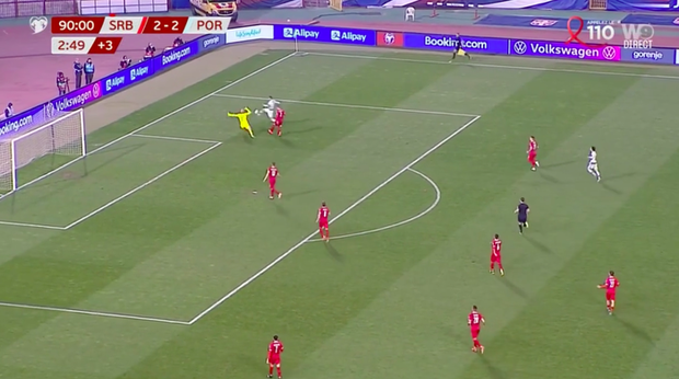 Ronaldo nổi điên với trọng tài, vứt băng đội trưởng và tự rời khỏi trận đấu vì bàn thắng hợp lệ bị cướp - Ảnh 1.