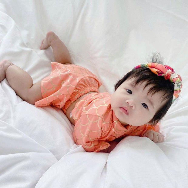 Nhóc tỳ nhà Đông Nhi lại gây sốt trong loạt ảnh mới: Diện nguyên đồ hiệu, tạo 1001 biểu cảm cực yêu dưới góc máy của mẹ - Ảnh 3. Nhóc tỳ nhà Đông Nhi lại gây sốt trong loạt ảnh mới: Diện nguyên đồ hiệu, tạo 1001 biểu cảm cực yêu dưới góc máy của mẹ - Ảnh 3.