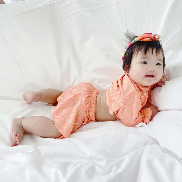 Nhóc tỳ nhà Đông Nhi lại gây sốt trong loạt ảnh mới: Diện nguyên đồ hiệu, tạo 1001 biểu cảm cực yêu dưới góc máy của mẹ - Ảnh 5. Nhóc tỳ nhà Đông Nhi lại gây sốt trong loạt ảnh mới: Diện nguyên đồ hiệu, tạo 1001 biểu cảm cực yêu dưới góc máy của mẹ - Ảnh 5.