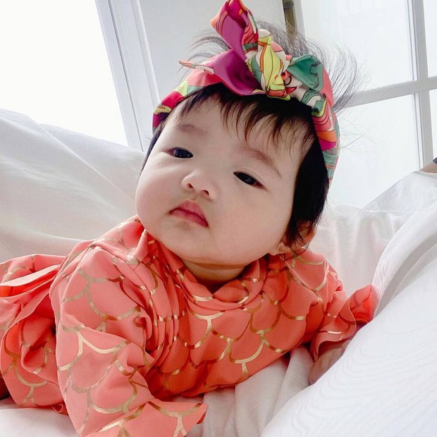 Nhóc tỳ nhà Đông Nhi lại gây sốt trong loạt ảnh mới: Diện nguyên đồ hiệu, tạo 1001 biểu cảm cực yêu dưới góc máy của mẹ - Ảnh 4. Nhóc tỳ nhà Đông Nhi lại gây sốt trong loạt ảnh mới: Diện nguyên đồ hiệu, tạo 1001 biểu cảm cực yêu dưới góc máy của mẹ - Ảnh 4.