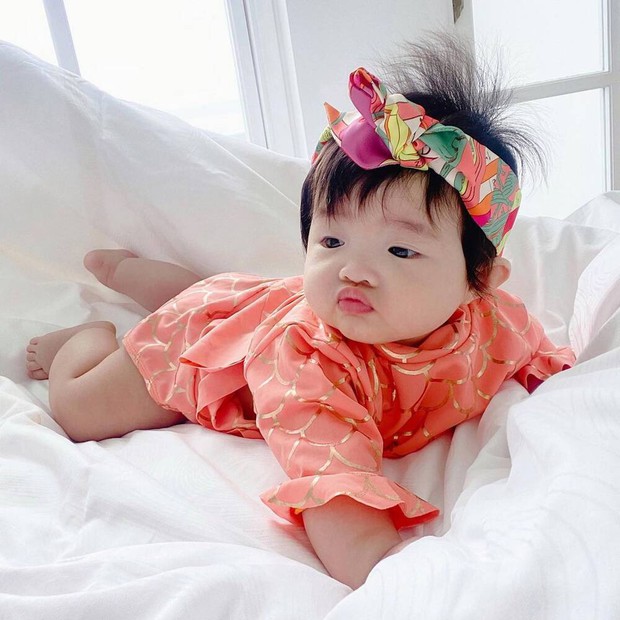 Nhóc tỳ nhà Đông Nhi lại gây sốt trong loạt ảnh mới: Diện nguyên đồ hiệu, tạo 1001 biểu cảm cực yêu dưới góc máy của mẹ - Ảnh 2. Nhóc tỳ nhà Đông Nhi lại gây sốt trong loạt ảnh mới: Diện nguyên đồ hiệu, tạo 1001 biểu cảm cực yêu dưới góc máy của mẹ - Ảnh 2.