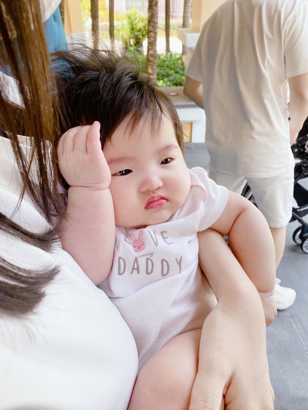 Nhóc tỳ nhà Đông Nhi lại gây sốt trong loạt ảnh mới: Diện nguyên đồ hiệu, tạo 1001 biểu cảm cực yêu dưới góc máy của mẹ - Ảnh 6. Nhóc tỳ nhà Đông Nhi lại gây sốt trong loạt ảnh mới: Diện nguyên đồ hiệu, tạo 1001 biểu cảm cực yêu dưới góc máy của mẹ - Ảnh 6.