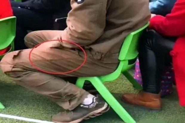 Chi tiết lạ trong bộ trang phục của một ông bố khi đi họp phụ huynh khiến các bố mẹ khác xì xào bàn tán, cư dân mạng rưng rưng cảm động - Ảnh 1.