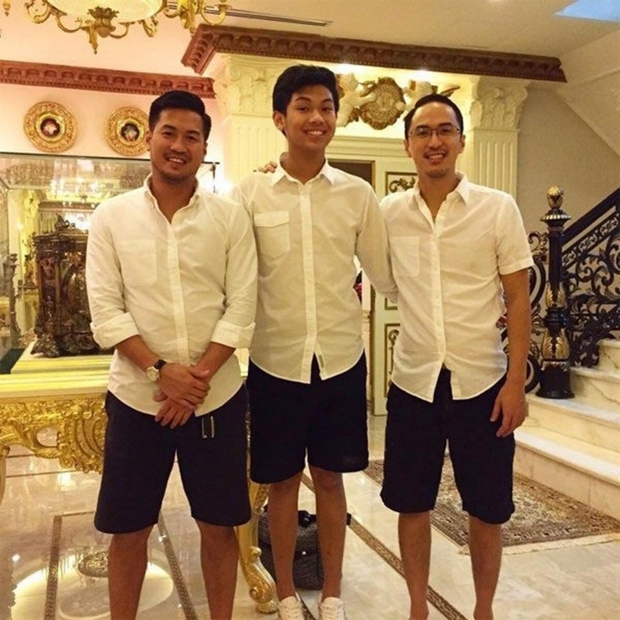 Tỷ phú Johnathan Hạnh Nguyễn xuất hiện với 3 thiếu gia, không còn tấm ảnh nào giàu sang hơn thế! - Ảnh 3. Tỷ phú Johnathan Hạnh Nguyễn xuất hiện với 3 thiếu gia, không còn tấm ảnh nào giàu sang hơn thế! - Ảnh 3.