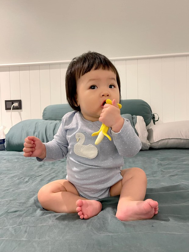 Đàm Thu Trang lần đầu hé lộ chân dung ái nữ lúc 1 ngày tuổi, lý do bây giờ mới khoe chắc hội mẹ bỉm đồng cảm lắm - Ảnh 3.
