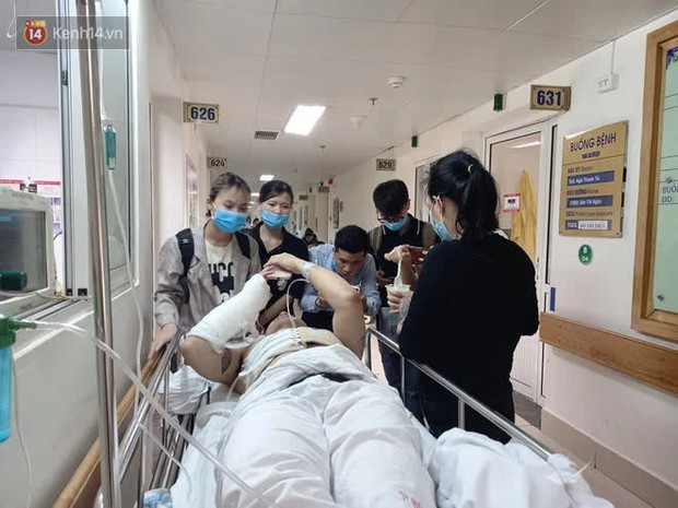 Nạn nhân kể lại giây phút bị rơi xuống tầng 1 do trần chung cư thủng: Tôi và nữ Giám đốc đang bê thùng các tông đặt vào góc thì nền bị sập, sau đó tôi bất tỉnh - Ảnh 2. Nạn nhân kể lại giây phút bị rơi xuống tầng 1 do trần chung cư thủng: Tôi và nữ Giám đốc đang bê thùng các tông đặt vào góc thì nền bị sập, sau đó tôi bất tỉnh - Ảnh 2.