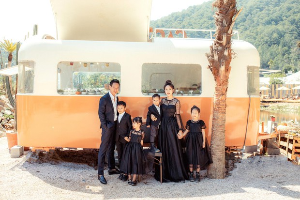 Gia đình đông con nhất Vbiz nhà Lý Hải tung ảnh kỉ niệm gây sốt, bà xã Minh Hà chiếm spotlight vì nhan sắc dù đã U40 - Ảnh 5.