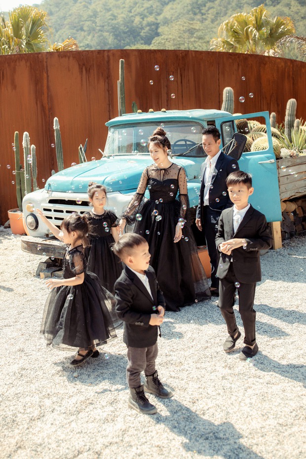 Gia đình đông con nhất Vbiz nhà Lý Hải tung ảnh kỉ niệm gây sốt, bà xã Minh Hà chiếm spotlight vì nhan sắc dù đã U40 - Ảnh 4.