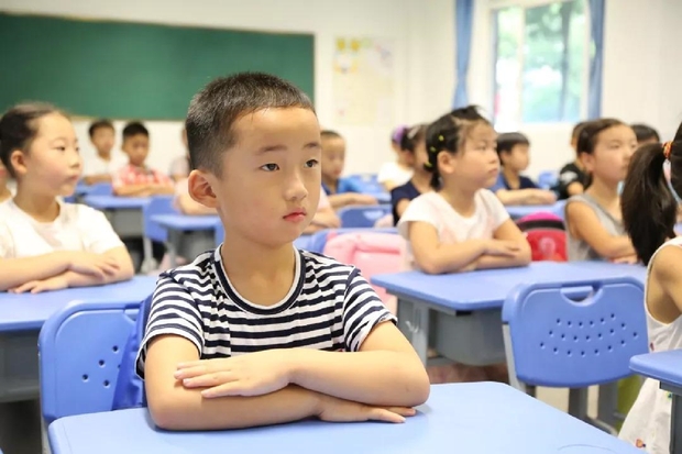 Bà mẹ mua tặng khăn hàng hiệu cho cô giáo, tưởng con trai sẽ được ưu tiên, ai ngờ 1 câu nói vô ý khiến cả hai bẽ mặt - Ảnh 3. Bà mẹ mua tặng khăn hàng hiệu cho cô giáo, tưởng con trai sẽ được ưu tiên, ai ngờ 1 câu nói vô ý khiến cả hai bẽ mặt - Ảnh 3.