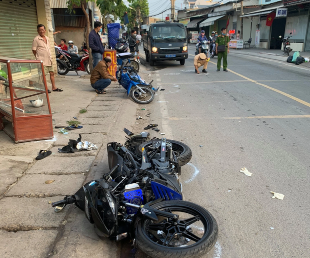 Va chạm liên hoàn với 2 xe máy khiến 2 thanh niên thương vong, tài xế xe 3 bánh rời khỏi hiện trường - Ảnh 3. Va chạm liên hoàn với 2 xe máy khiến 2 thanh niên thương vong, tài xế xe 3 bánh rời khỏi hiện trường - Ảnh 3.