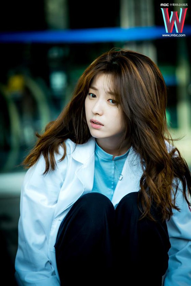 Nhan sắc ngoài đời của mỹ nhân Hàn thủ vai xấu xí: Suzy mặt mộc đẹp choáng váng, Lee Sung Kyung - Han Hyo Joo 1 trời 1 vực - Ảnh 15. Nhan sắc ngoài đời của mỹ nhân Hàn thủ vai xấu xí: Suzy mặt mộc đẹp choáng váng, Lee Sung Kyung - Han Hyo Joo 1 trời 1 vực - Ảnh 15.