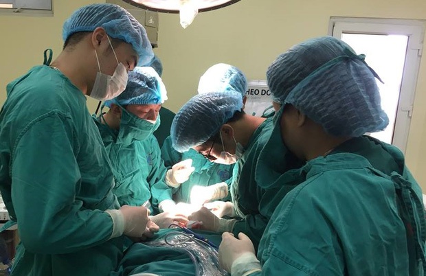 PGĐ Bệnh viện Nội tiết Trung uơng kể chuyện phẫu thuật cho nữ bệnh nhân 15 tuổi mắc u tuyến giáp: Cố chịu đựng, tự nghe ngóng bệnh mới tốn kém - Ảnh 5.
