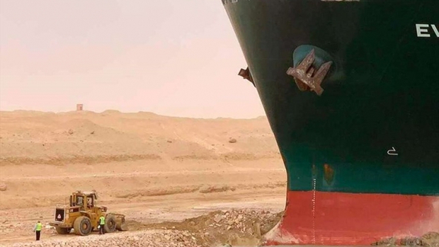 Dù đã giải cứu thành công nhưng vụ siêu tàu hàng mắc kẹt tại kênh đào Suez đã gây ra thiệt hại kinh khủng đến mức nào? - Ảnh 3.