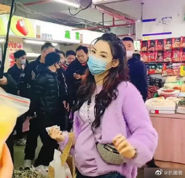 Trương Bá Chi không thể giấu nổi vòng 2 lớn, liên tục có hành động lạ giữa tin đồn mang bầu lần thứ 4 với Tạ Đình Phong - Ảnh 2. Trương Bá Chi không thể giấu nổi vòng 2 lớn, liên tục có hành động lạ giữa tin đồn mang bầu lần thứ 4 với Tạ Đình Phong - Ảnh 2.
