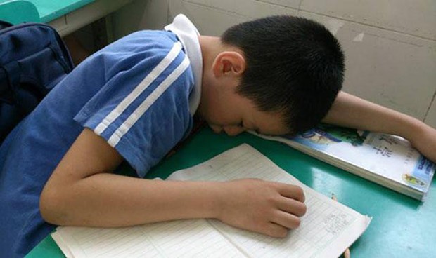 Thấy trò lên lớp ngủ gật, cô giáo vội chụp hình gửi vào group phụ huynh để phê bình, nghe câu đáp trả của người bố mà ai cũng cứng họng - Ảnh 1. Thấy trò lên lớp ngủ gật, cô giáo vội chụp hình gửi vào group phụ huynh để phê bình, nghe câu đáp trả của người bố mà ai cũng cứng họng - Ảnh 1.