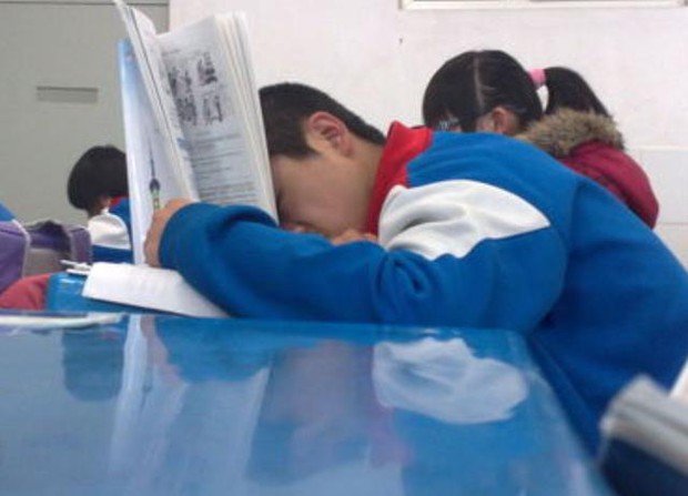 Thấy trò lên lớp ngủ gật, cô giáo vội chụp hình gửi vào group phụ huynh để phê bình, nghe câu đáp trả của người bố mà ai cũng cứng họng - Ảnh 2. Thấy trò lên lớp ngủ gật, cô giáo vội chụp hình gửi vào group phụ huynh để phê bình, nghe câu đáp trả của người bố mà ai cũng cứng họng - Ảnh 2.