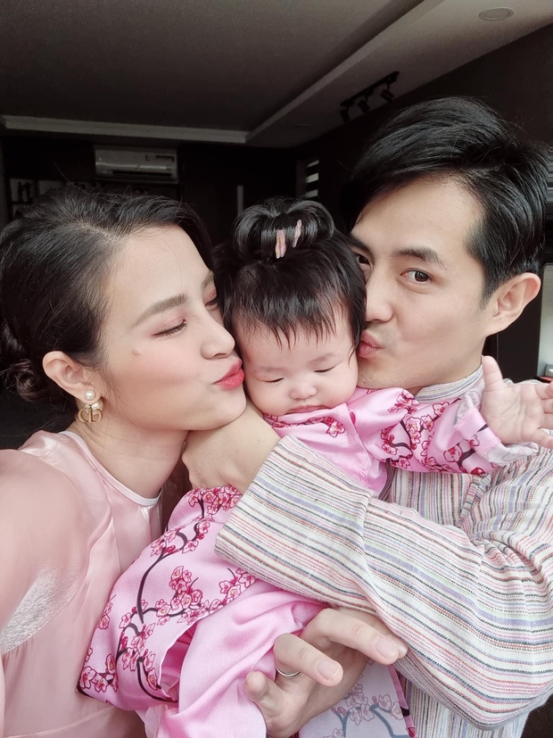 Thế lực nhí nhà Đông Nhi 5 tháng tuổi học trườn như sâu róm, cả bố và mẹ đứng cổ vũ nhìn là thấy hạnh phúc lây! - Ảnh 8.
