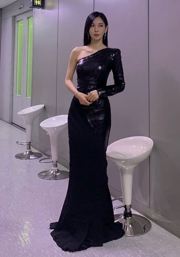 Chẳng ngờ “Ác nữ Penthouse” Kim So Yeon từng lên đồ táo bạo tột bậc, style hack dáng nhưng phản cảm đi vào lịch sử - Ảnh 5. Chẳng ngờ “Ác nữ Penthouse” Kim So Yeon từng lên đồ táo bạo tột bậc, style hack dáng nhưng phản cảm đi vào lịch sử - Ảnh 5.