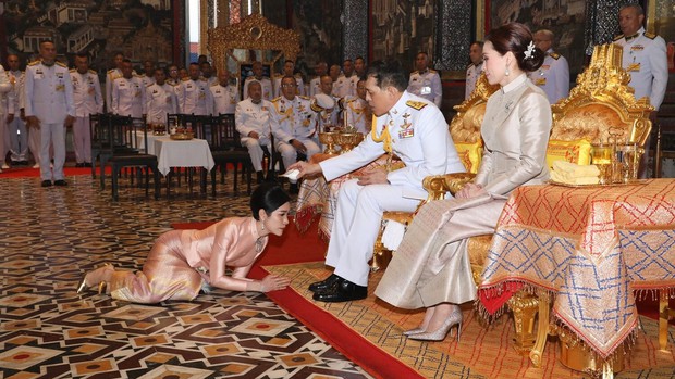 2 Hoàng hậu Thái Lan cùng nhau xuất hiện, chỉ qua một bức ảnh là thấy rõ địa vị hiện tại trong hậu cung đang nghiêng về bên nào - Ảnh 1.