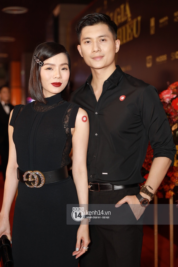 2 couple chị em hot nhất Vbiz phát cẩu lương trá hình trên thảm đỏ: Cái ôm eo của Lâm Bảo Châu dành cho Lệ Quyên chiếm spotlight - Ảnh 4. 2 couple chị em hot nhất Vbiz phát cẩu lương trá hình trên thảm đỏ: Cái ôm eo của Lâm Bảo Châu dành cho Lệ Quyên chiếm spotlight - Ảnh 4.