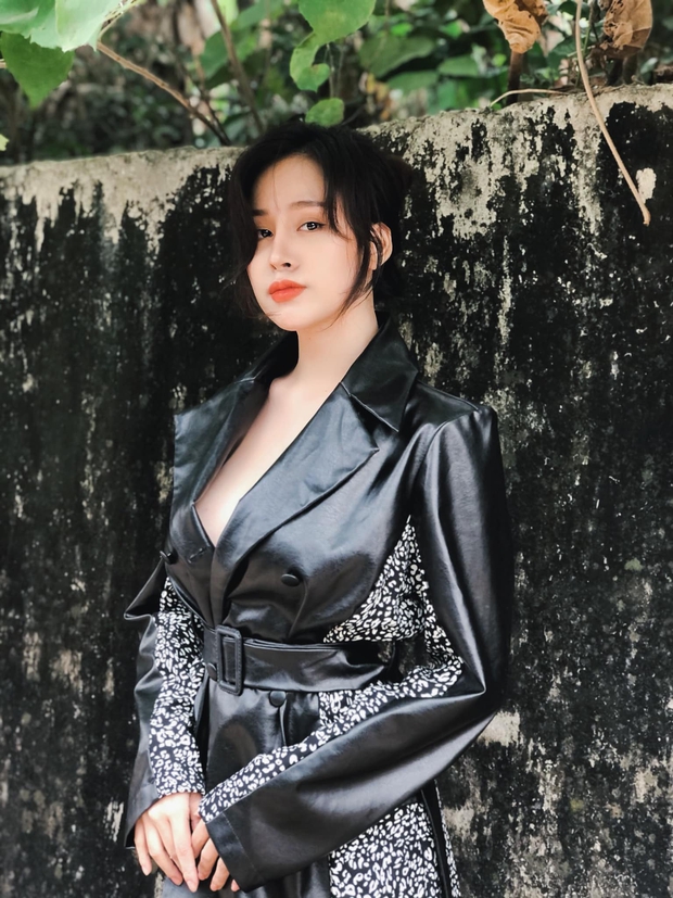 Bà Tưng bị ném đá vì đăng video đi cấy nhưng lại để lộ vòng 1 hớ hênh - Ảnh 4. Bà Tưng bị ném đá vì đăng video đi cấy nhưng lại để lộ vòng 1 hớ hênh - Ảnh 4.