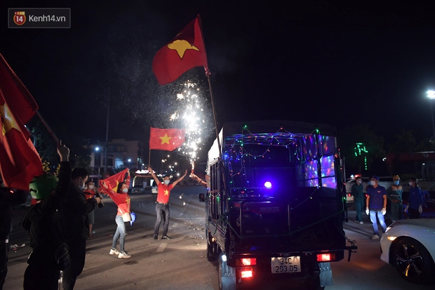 Hải Dương dỡ cách ly xã hội, người dân Chí Linh vui mừng hò reo sau 34 ngày chiến đấu với Covid-19 - Ảnh 2.