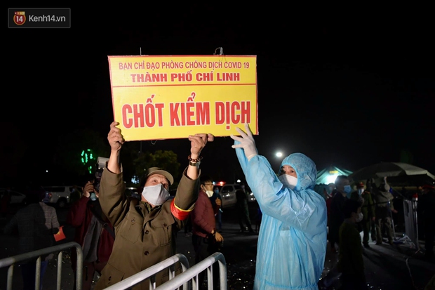 Ảnh: Hải Dương dỡ cách ly xã hội, người dân Chí Linh vui mừng hò reo sau 34 ngày chiến đấu với Covid-19 - Ảnh 1. Ảnh: Hải Dương dỡ cách ly xã hội, người dân Chí Linh vui mừng hò reo sau 34 ngày chiến đấu với Covid-19 - Ảnh 1.