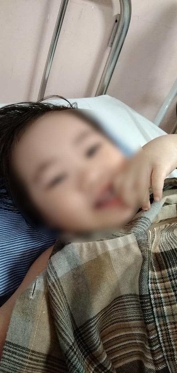 Bé gái 3 tuổi rơi từ tầng 12 chung cư đã có thể cười đùa, ca hát: Điều kỳ diệu đã đến, con đã tiến triển rất tốt - Ảnh 2.