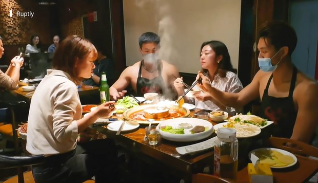 Quán lẩu gây sốc vì dàn phục vụ toàn body 6 múi, cởi trần đeo tạp dề khiến cư dân mạng tranh cãi dữ dội - Ảnh 3.