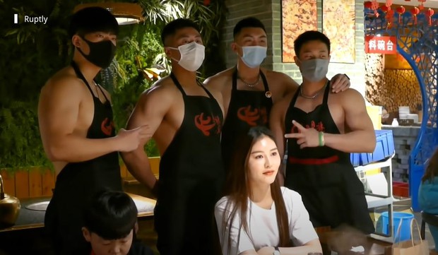 Quán lẩu gây sốc vì dàn phục vụ toàn body 6 múi, cởi trần đeo tạp dề khiến cư dân mạng tranh cãi dữ dội - Ảnh 4.