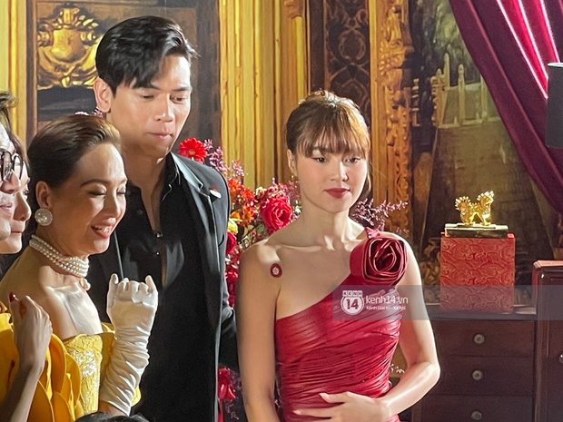 Lan Ngọc chính thức lộ diện trên thảm đỏ Gái Già Lắm Chiêu sau drama clip nóng, ấm lòng nhất là cái ôm an ủi của dàn sao - Ảnh 7.