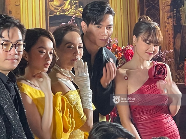 Lan Ngọc chính thức lộ diện trên thảm đỏ Gái Già Lắm Chiêu sau drama clip nóng, ấm lòng nhất là cái ôm an ủi của dàn sao - Ảnh 9.