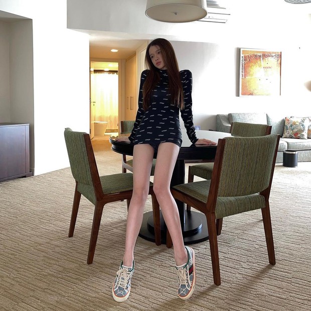 Instagram look của sao Việt tuần qua: Chi Pu hở bạo nhất, Linh Ka diện váy ngắn khoe chân cực phẩm - Ảnh 5.