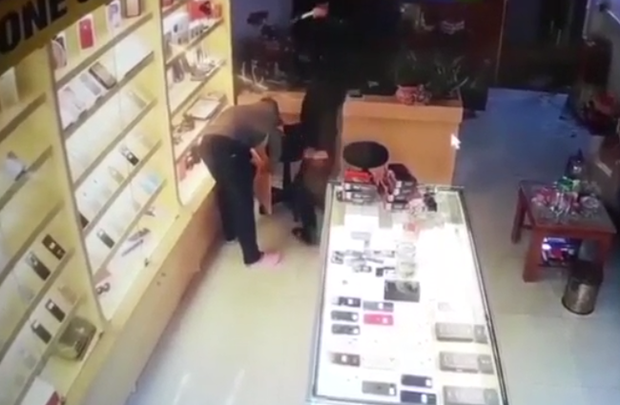 Clip: Khoảnh khắc chủ cửa hàng điện thoại bị tên cướp táo tợn đâm trọng thương khiến ai nấy bủn rủn - Ảnh 2. Clip: Khoảnh khắc chủ cửa hàng điện thoại bị tên cướp táo tợn đâm trọng thương khiến ai nấy bủn rủn - Ảnh 2.